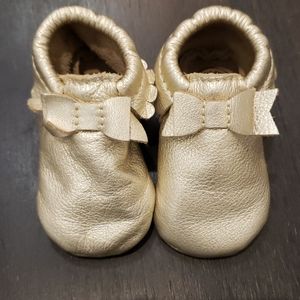 EUC Freshly Picked Leather Bow Moccasins Size 4